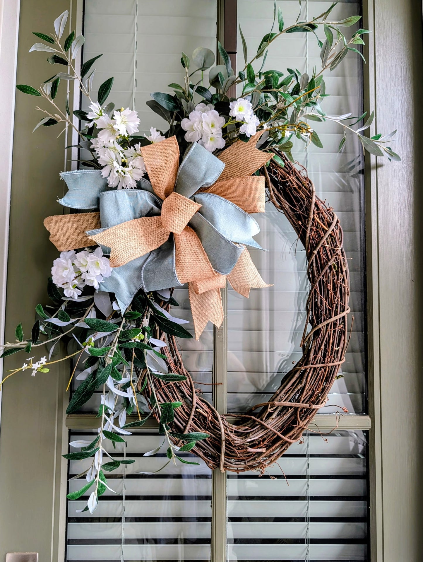 18" Oval Grapevine w/ Real Touch Hydrangeas